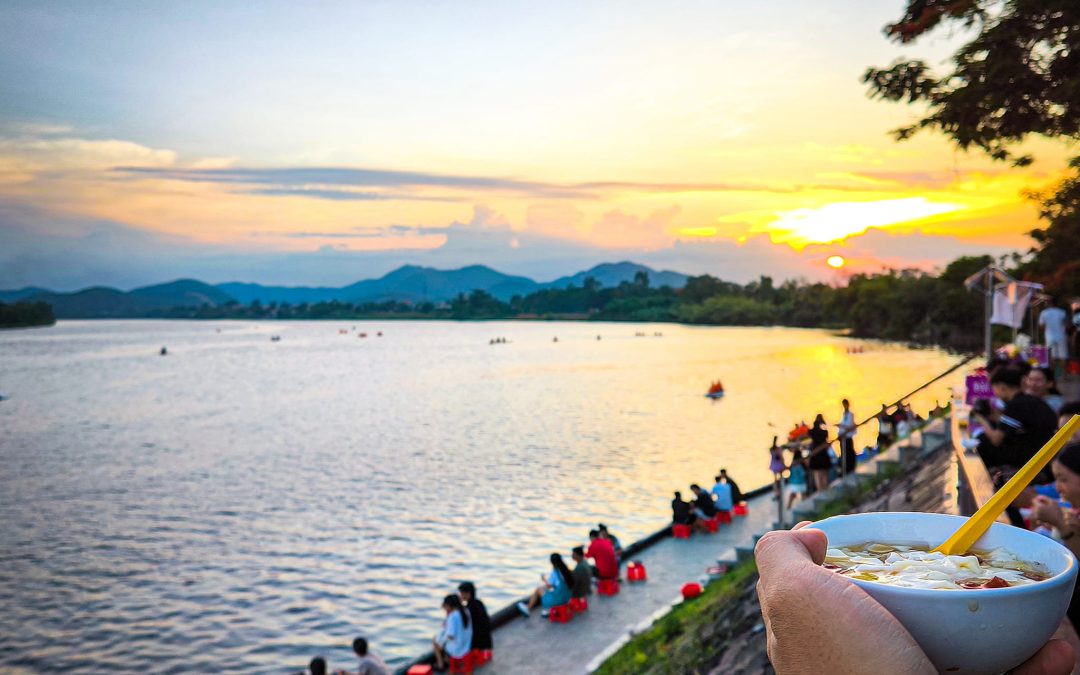 Hoàng hôn trước chùa Thiên Mụ dọc sông Hương